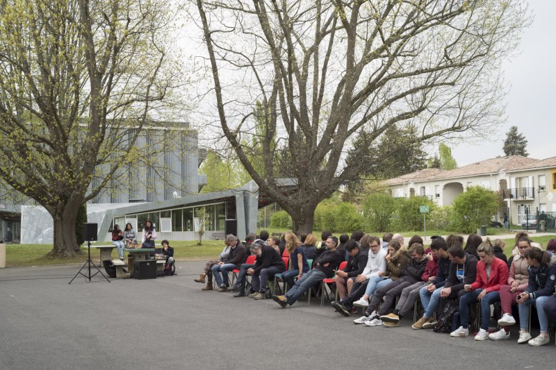 « L'épicerie-radio mobile »
